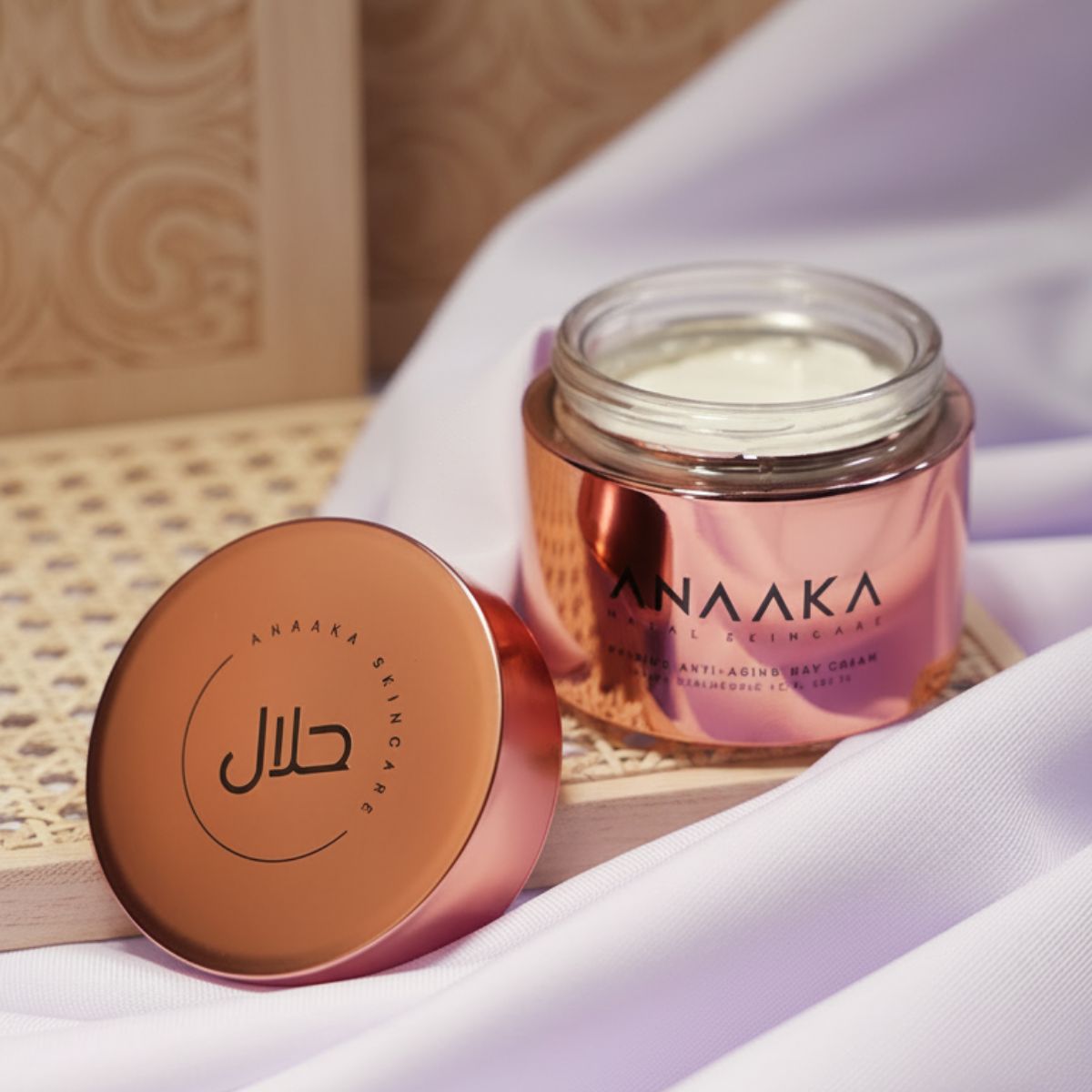 ANAAKA gündüz kremi, hyaluronik asit ve SPF 15 içeriğiyle günlük koruma