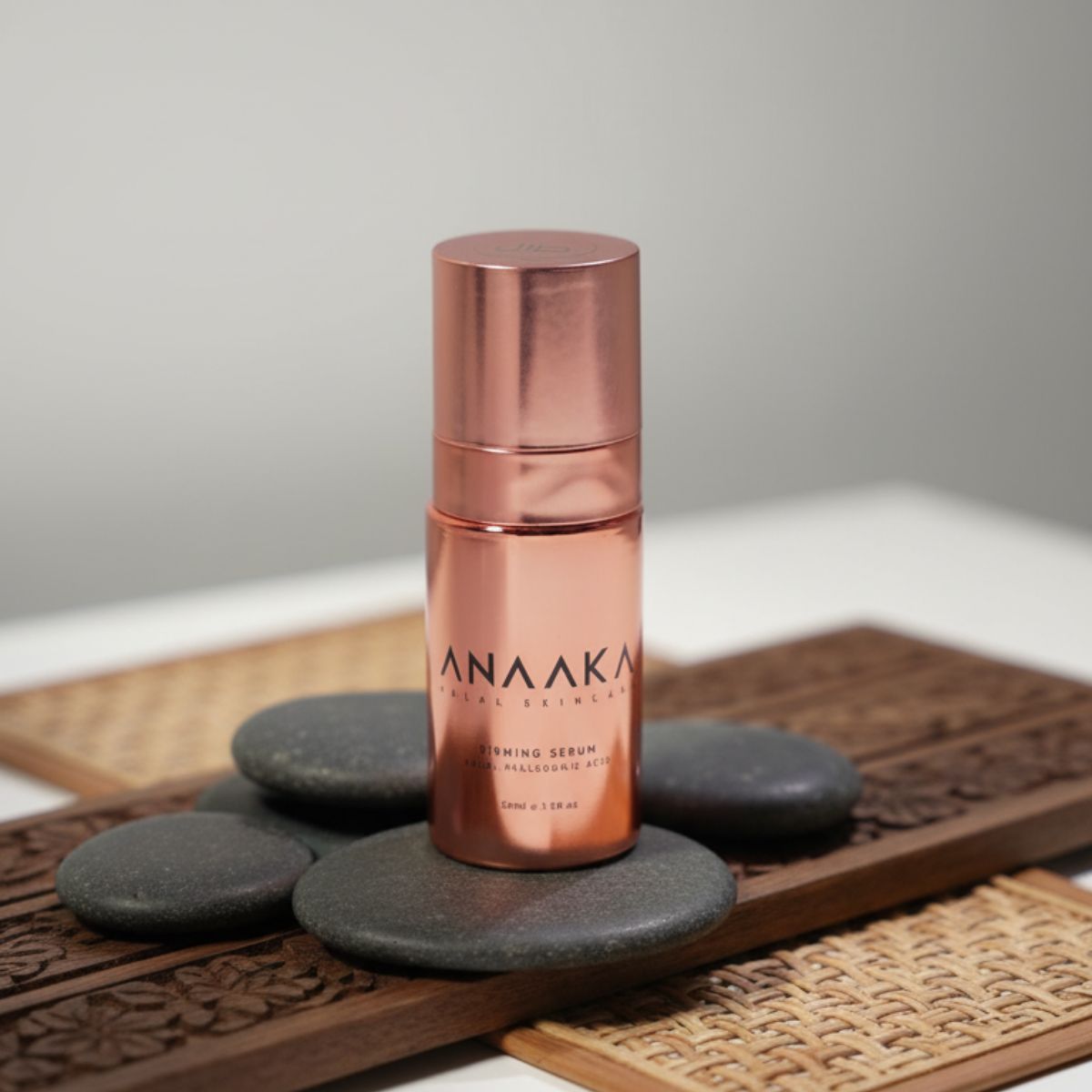 ANAAKA sıkılaştırıcı serum, bakır tripeptit-1 ve hyaluronik asit içerir
